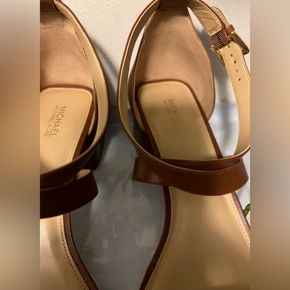 MICHAEL KORS SANDALS (SIZE 10) - Picture 4 of 9